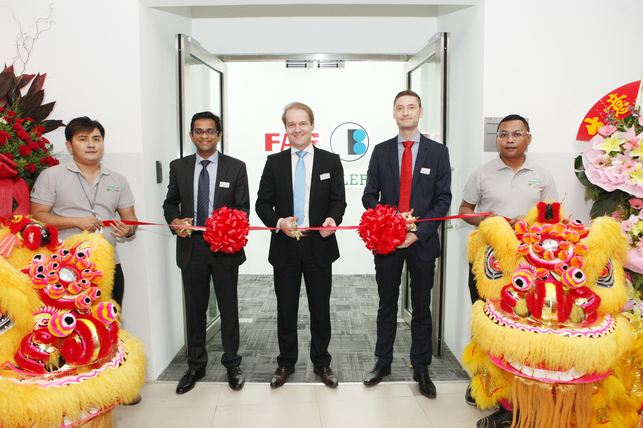 （从左至右）舍弗勒东南亚总裁拉玛达斯&bull;切鲁帕斯（Ramdas Cherupara），舍弗勒亚太区首席执行官安德烈亚斯&bull;希克（Andreas Schick）以及FAG航空航天新加坡公司总经理马蒂亚斯&bull;比格纳（Matthias Biegner）在FAG航空航天（新加坡）有限公司的开业仪式上正准备剪彩。
